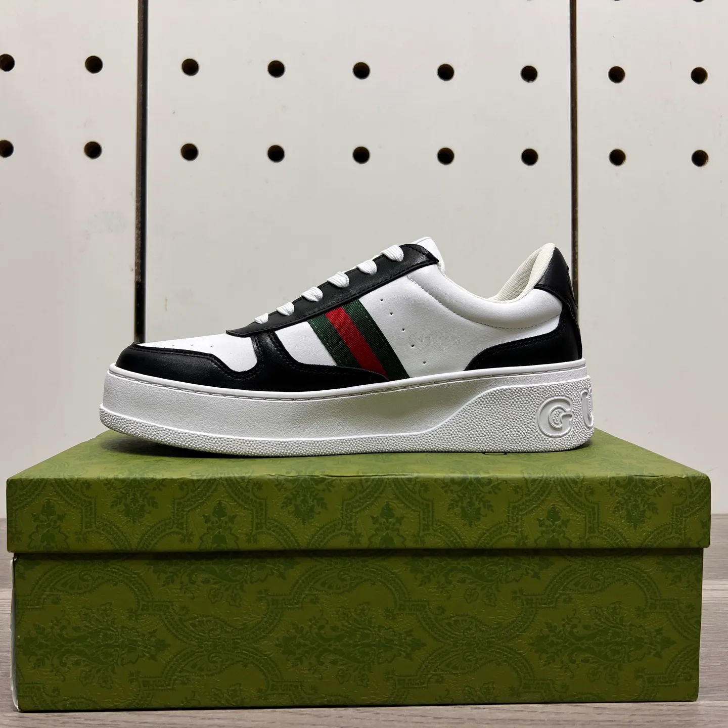 Factory price: 400💰Gucci original quality.~ Unique modern style sneakers. 🏃A must-have casual shoe for trendy men😍😍 Imported cowhide, sheepskin foot pads (refuse to discolor and grind feet) soles: Original soles specially provided by the original factory, French lazy style design ⚠️Fit to the feet, original quality, super comfortable original soles. Just like shooting the real thing 🎬The real thing is better, high-quality sneakers, size: 38-44 (45 and 46 can be customized)